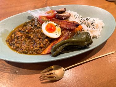 おしゃれなのは見た目だけじゃない！名駅『YAOKICHI Sen（ヤオキチ セン）』の都会派スパイスキーマカレー。